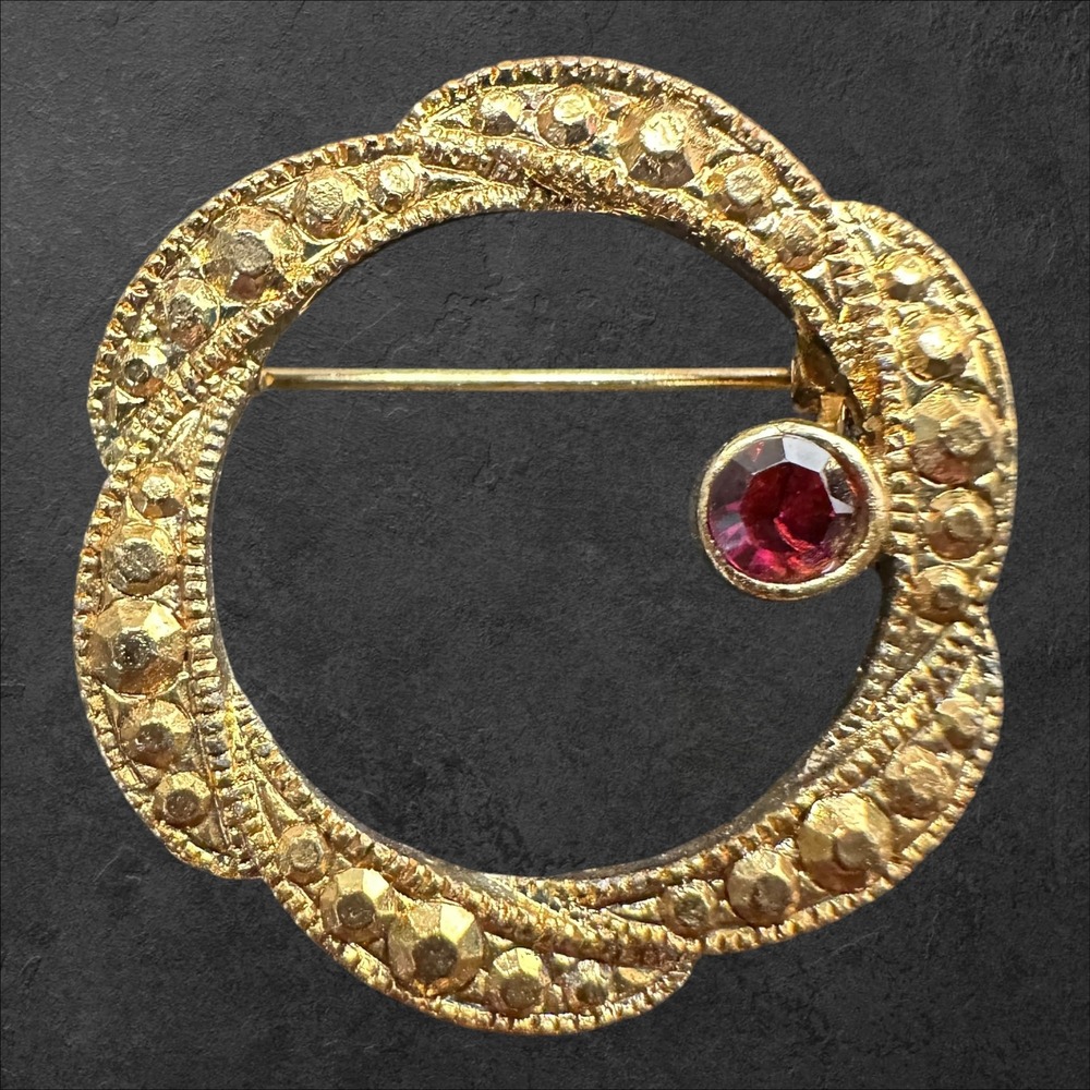 Unmarked Wreath Brooch Gold Tone w/Red Gem‎ Textured Rhinestone Circle